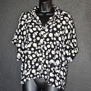 Skulls and Daisies Button Up Shirt Hot Topic Size Medium Jrs Oversized Fit